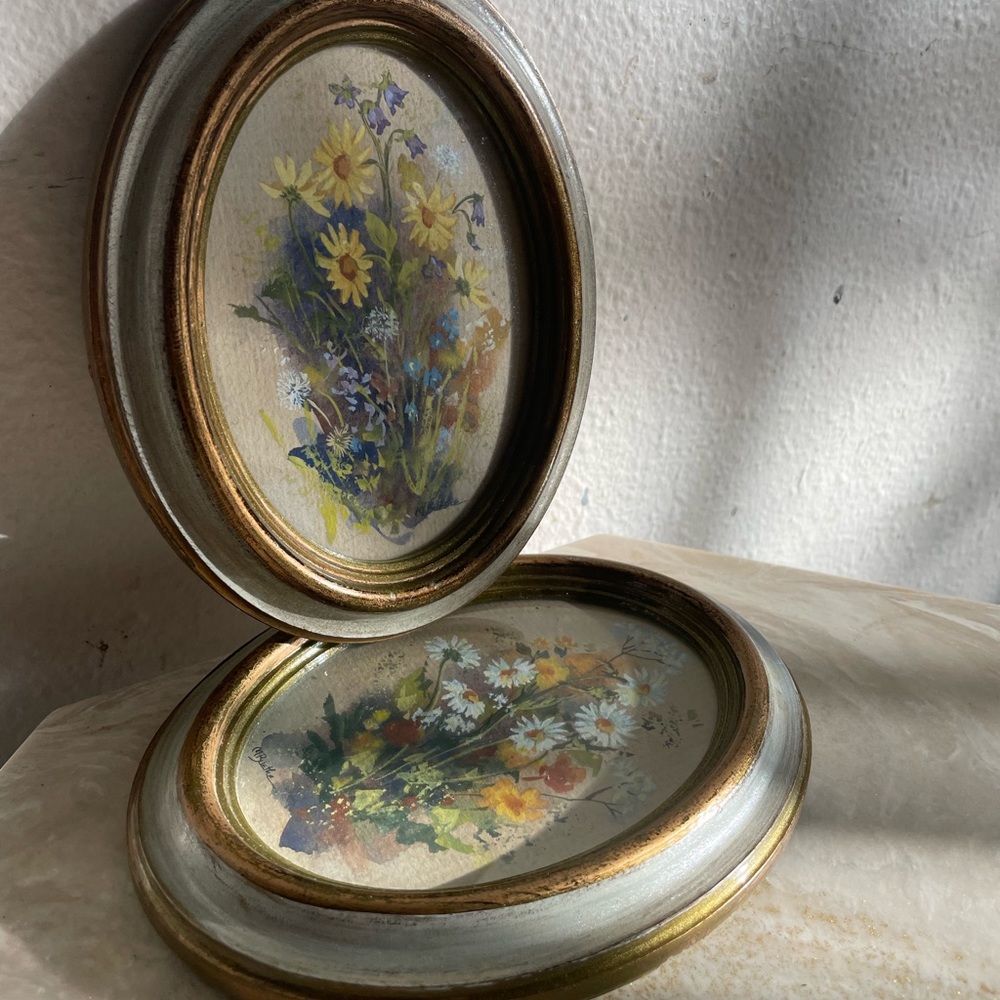 Set of two little floral prints in oval frames